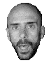Álvaro Torres embobado en blanco y negro haciendo de botón de contacto
